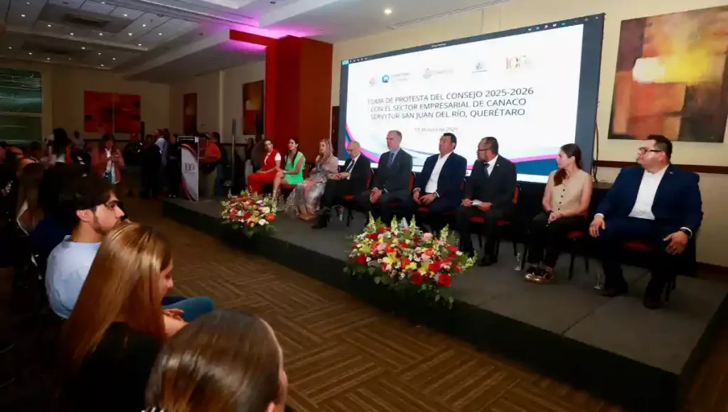 La presidenta entrante de la CANACO SERVYTUR San Juan del Río, Rocío Hernández Romero, indicó que se encuentran celebrando 92 años de historia de la Cámara.