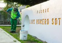 Roberto Cabrera y Ernesto Mora supervisan trabajos de rehabilitación en el parque Luis Romero Soto