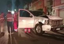Conductor provoca fuerte accidente, se lleva varios vehículos