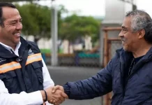 Roberto Cabrera entrega banqueta de la calle principal en la comunidad La Estancita