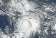 Huracán “Erick” impacta con fuerza las costas de Oaxaca en categoría 3