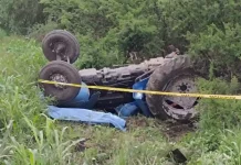 Tractor es embestido por camión de transporte de personal, fallece conductor