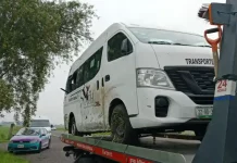 Se registra volcadura de camioneta de transporte de personal