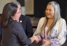 Recibe personal de USEBEQ reconocimiento por años de servicio