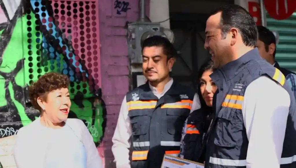 El equipamiento urbano contempla la pavimentación con carpeta de concreto asfáltico, la rehabilitación de banquetas, guarniciones y rampas.