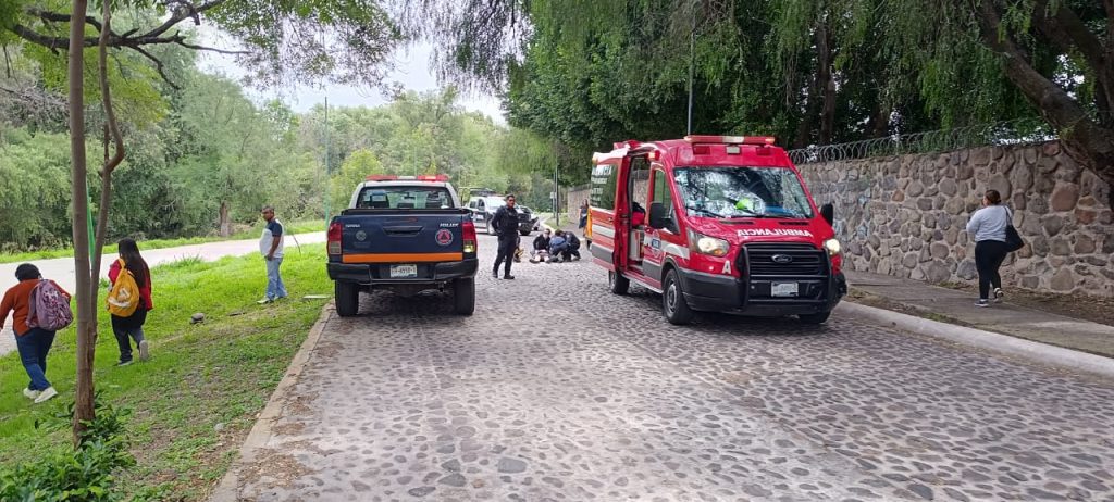 El accidente se registró en Paseo de los Abuelos, aparentemente varios jóvenes circulaban a bordo del vehículo donde cayó el menor de edad.