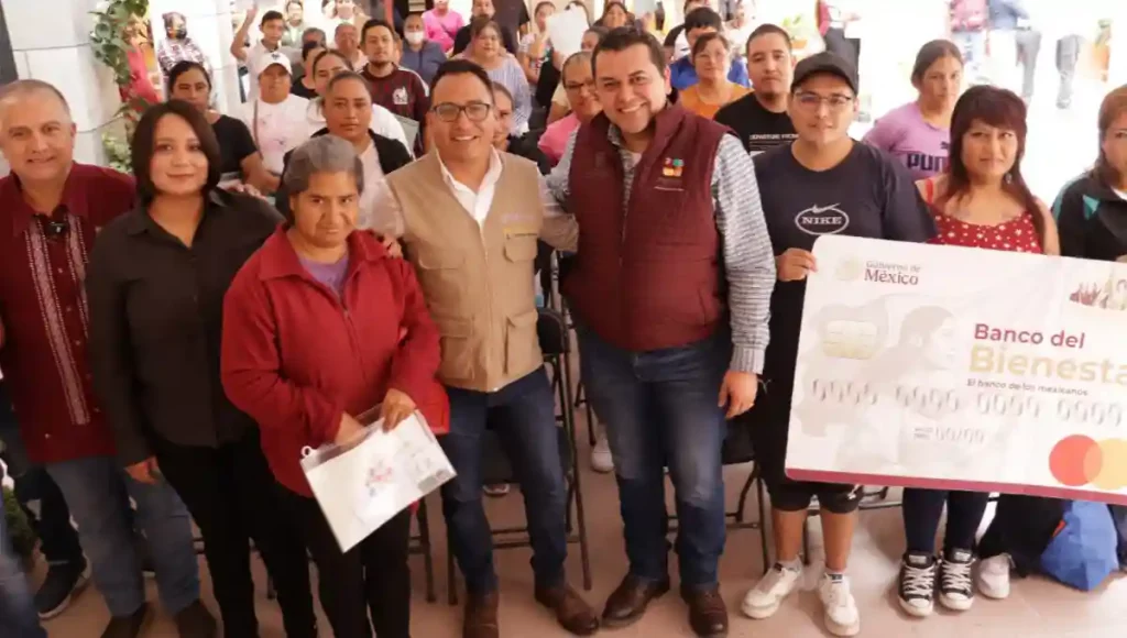 Se realizó la entrega simbólica de 50 becas a estudiantes de secundaria del municipio.