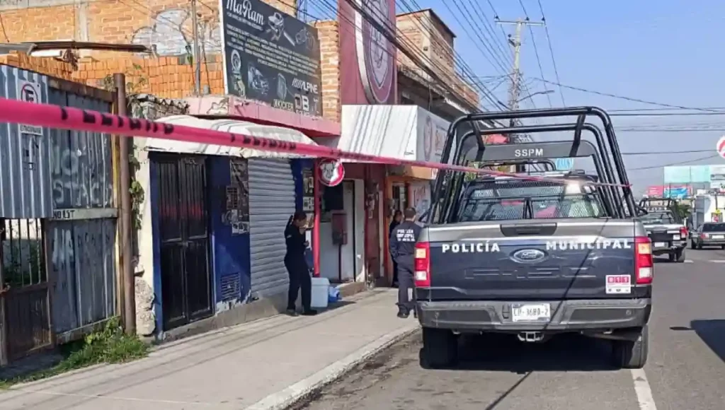 El masculino contaría con 55 años de edad, aparentemente murió de un infarto.