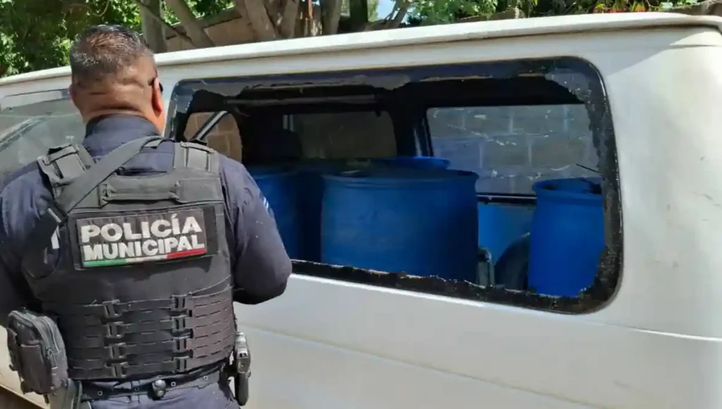 Fue en un recorrido, dónde personal de la secretaría de Seguridad Pública Municipal encontraron la camioneta abandonada.