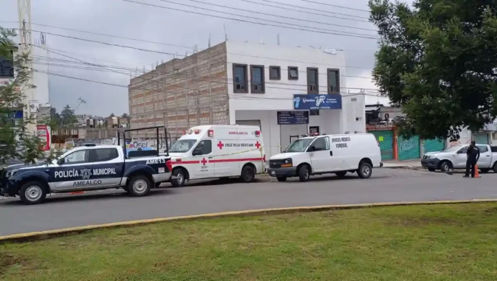 Una mujer aparentemente falleció por un paro cardíaco, bajo de un autobús al sentirse mal.