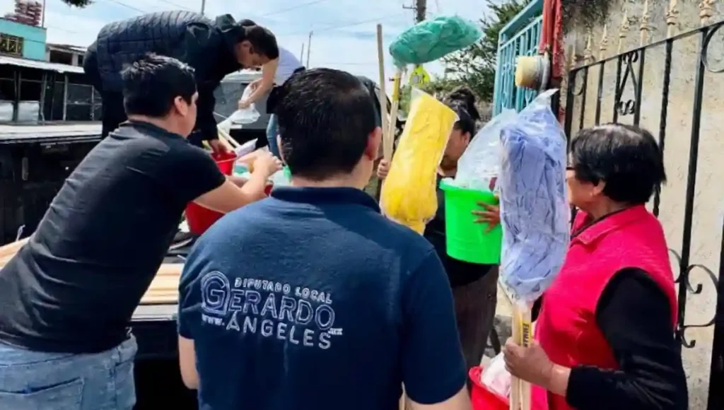 El coordinador del grupo parlamentario del PAN, Memo Vega, informó que se entregaron 1500 kits de limpieza en la zona de Carrillo Puerto.