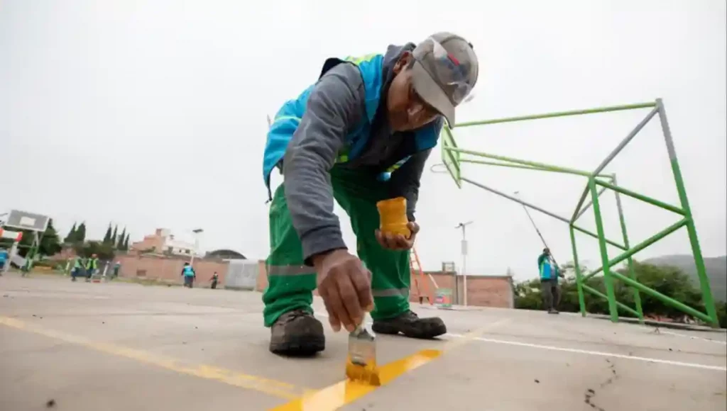 Personal de la Secretaría de Servicios Públicos Municipales acudió al parque de la colonia Vista Hermosa para realizar deshierbe, pintura, poda, barrido y alumbrado público.