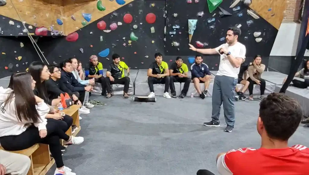 Platicó con jóvenes deportistas y emprendedores de San Juan del Río.