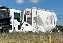 Volcadura de tráiler con tolva ocasiona cierre de carretera 120