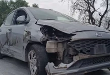 Vehículo queda volcado luego de chocar contra un tráiler