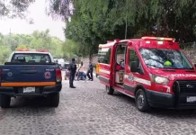 Joven cae de vehículo en movimiento