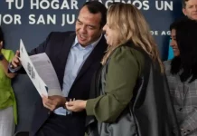 Roberto Cabrera entrega 212 escrituras a familias de tres colonias de San Juan del Río