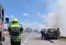 Incendio de vehículo en la 57 moviliza a cuerpos de emergencia