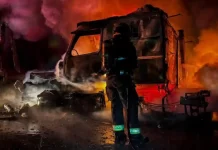 Se incendia tractocamión tras caerle un rayo