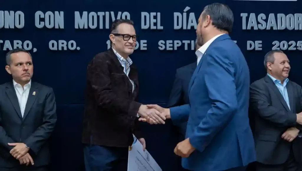 Distingue Mauricio Kuri a integrantes del Consejo de Tasadores del Estado de Querétaro Reconoció su labor social de ayudar a la ciudadanía a que sus transacciones inmobiliarias se desarrollen con legalidad y transparencia.