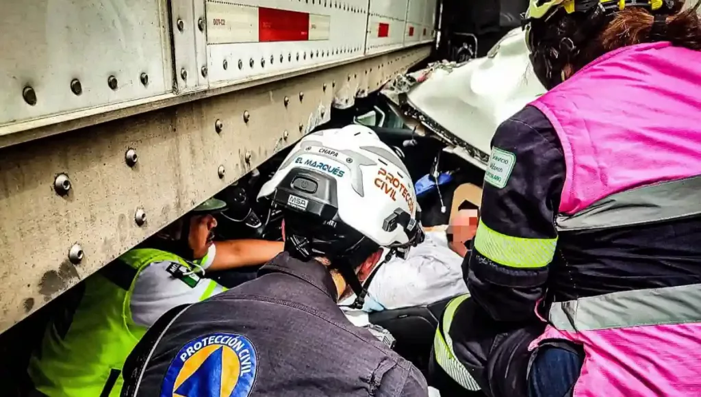 En el lugar se valoraron a cuatro personas, tres de ellas presentaban lesiones leves y una más con lesiones de consideración