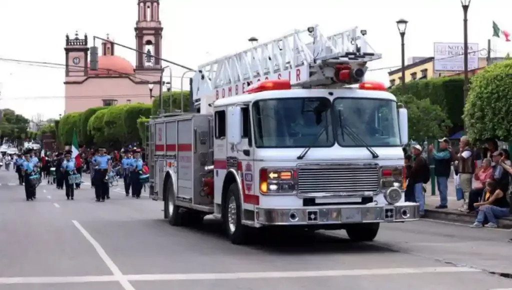 El desfile Cívico-Militar, fue presenciado por más de 2 mil sanjuanenses y se desarrolló con saldo blanco.