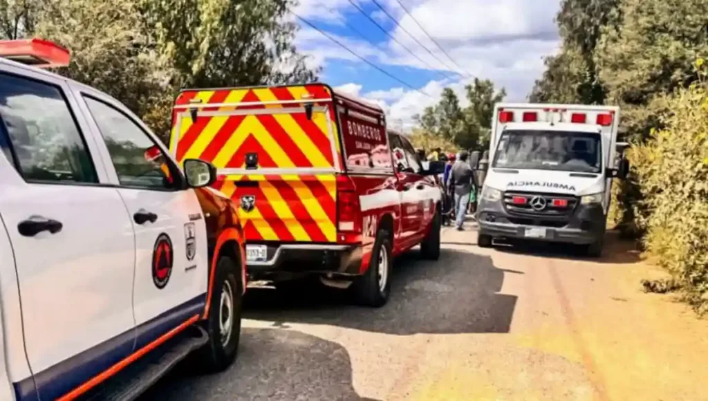 Un camión materialista volcó al circular por la carretera La Valla - La Fuente, dejando una persona fallecida y varios lesionados.