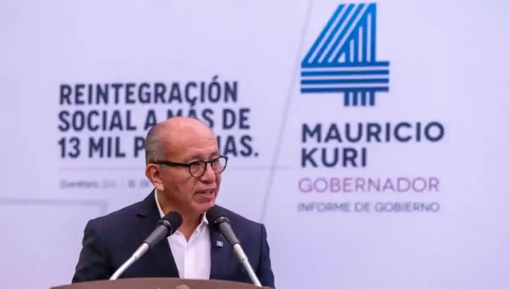 El Gobernador entregó constancias escolares por conclusión de primaria, secundaria y bachillerato a 50 personas beneficiarias de las actividades de reintegración social.