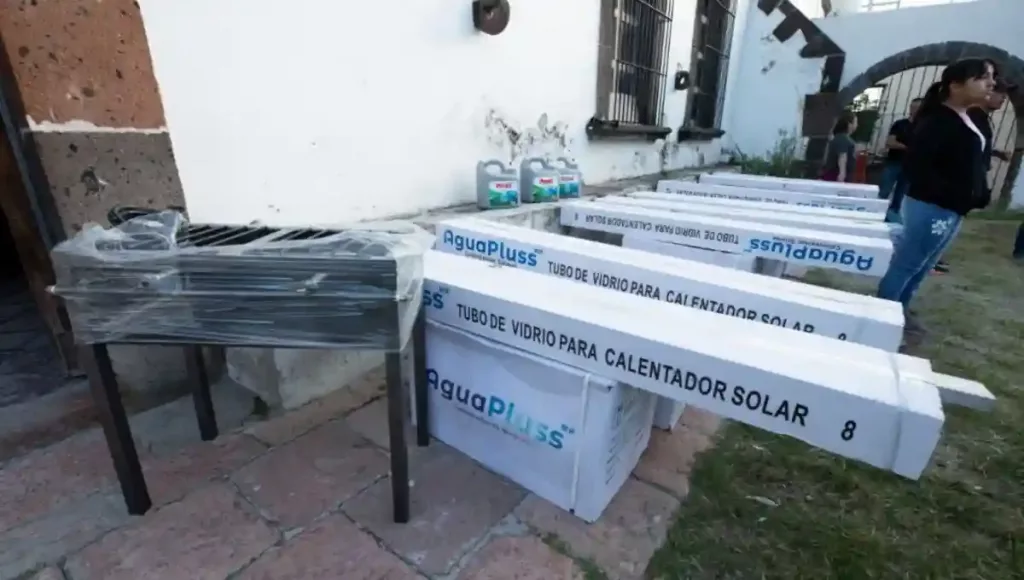 Durante el evento, el presidente municipal de San Juan del Río, Roberto Cabrera Valencia, entregó 54 paquetes de artículos a bajo costo para el hogar.