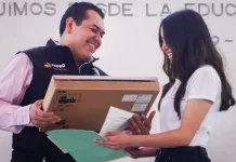 Realizan la entrega de laptops y tabletas a estudiantes de Pedro Escobedo