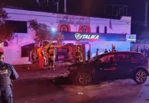 Vuelca patrulla tras choque en Paseo Central