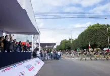 Atestigua Gobernador el desfile cívico militar conmemorativo al inicio de la lucha de Independencia de México