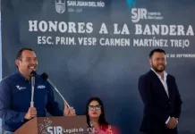 Encabeza Roberto Cabrera honores la Bandera en primaria de Santa Cruz Nieto