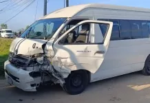 Aparatoso choque frontal deja un persona lesionada