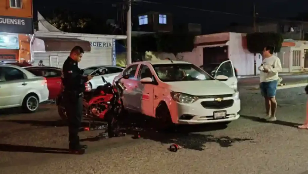 El accidente se registró en Av. Lomas de San Juan esquina con Hacienda San Nicolás, dos personas iban a bordo de la motocicleta.