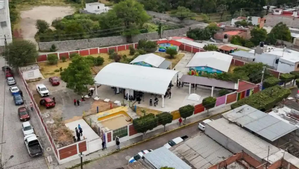 Acompañado de la presidenta del Sistema Municipal DIF, Gina Sánchez Barrios, el alcalde sanjuanense entregó una techumbre en el jardín de niños El Pípila, ubicado en el Barrio de La Concepción.