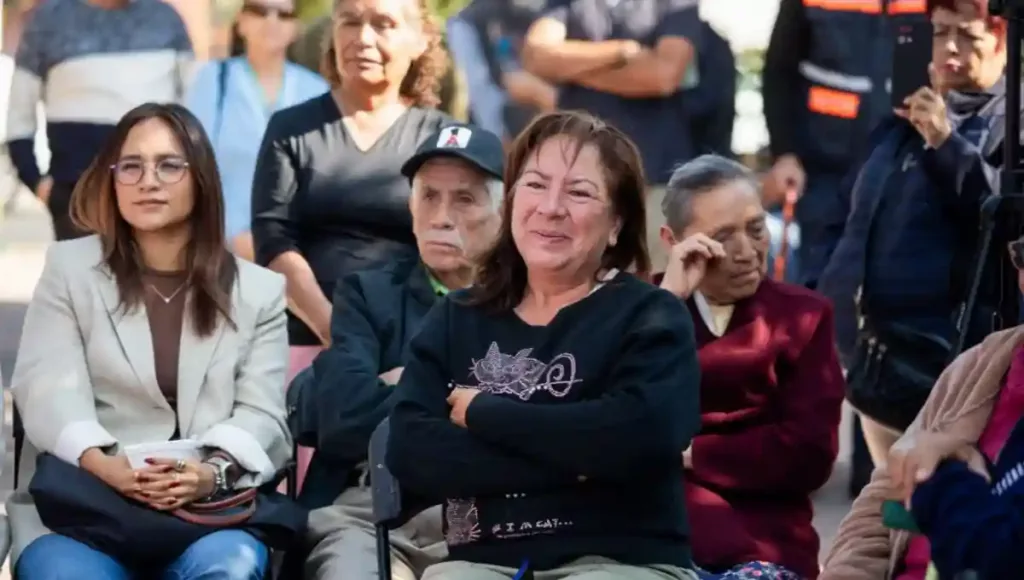 El presidente municipal de San Juan del Río, Roberto Cabrera Valencia, sostuvo una reunión con vecinos del Barrio de San Isidro, donde se rehabilitó la Plaza 15 de Mayo con 4.1 mdp de inversión.