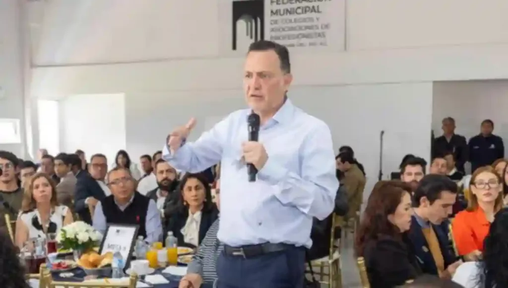 El mandatario estatal reconoció la labor de las y los profesionistas en beneficio de la sociedad.