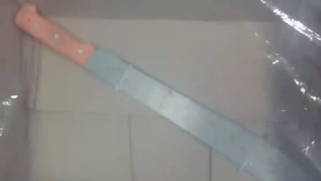 Se le aseguró un machete de aproximadamente 60 centímetros de largo.