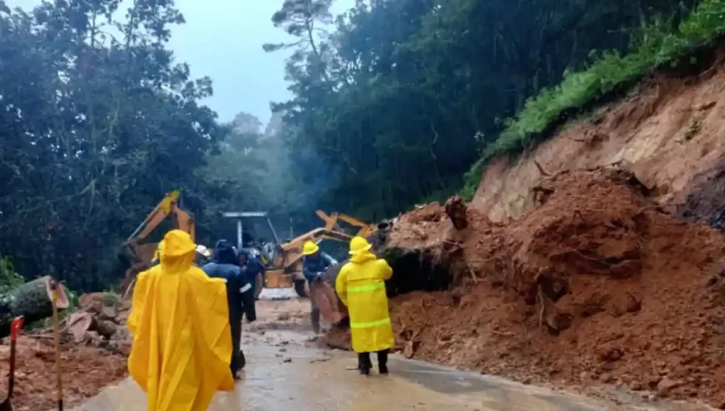 Ante los deslaves registrados por las lluvias en diversas zonas de la Sierra Gorda, un menor de edad perdió la vida en la comunidad de Agua Fría de Gudiño.