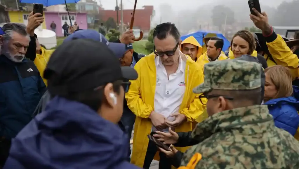 Estuvo presente en Peñamiller, Pinal de Amoles y Jalpan de Serra y en las próximas horas, si las condiciones lo permiten, se abrirá un puente aéreo para llevar apoyos a comunidades de difícil acceso,  además del trabajo de rehabilitación de los caminos.