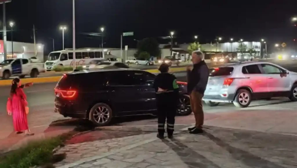 Largas filas de vehículos se pudieron observar debido a la llegada de gasolina en una de las estaciones de servicio, luego de que durante el día no se tuvo servicio.