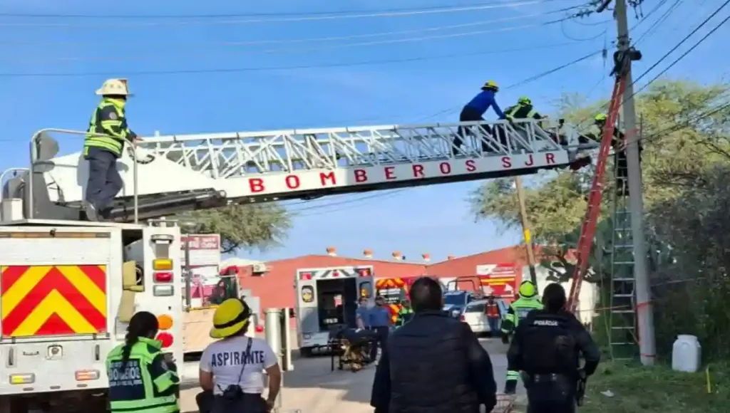 Se encontraba realizando trabajos de cableado cuando sufrió la descarga, servicios de emergencia llegaron a la zona para brindarle atención prehospitalaria.