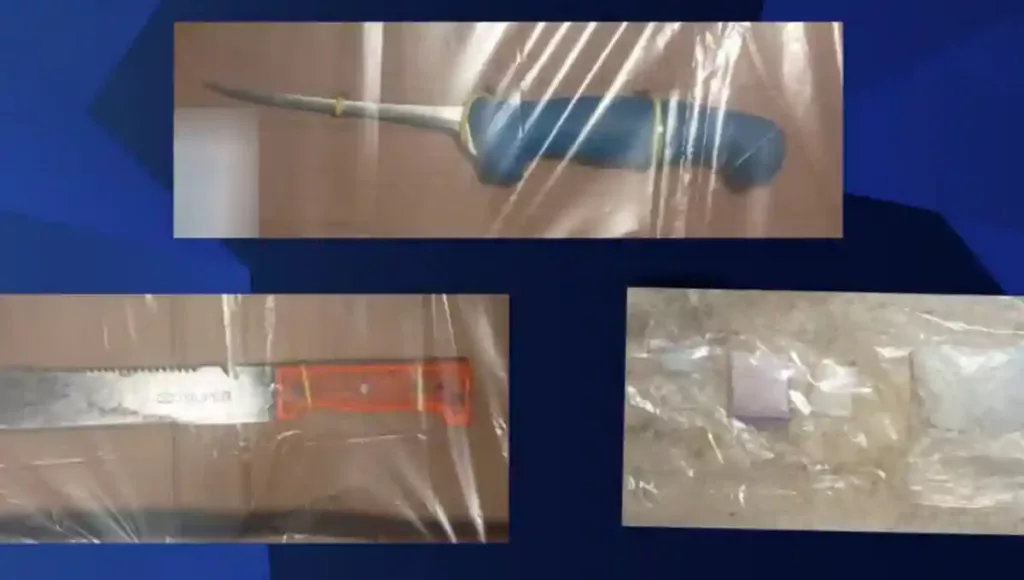 Se les localizaron cuatro bolsas con sustancia granulada similar a la metanfetamina y dos armas blancas.