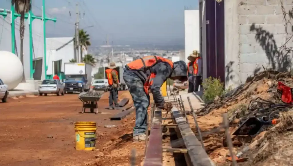 También se rehabilitan las calles Yaquis y Aztecas, en el Nuevo Parque Industrial, donde se invierte una cantidad superior a 12.6 millones de pesos.