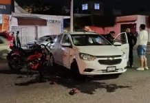 Impacta a motociclista, hay dos lesionados