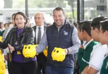 Roberto Cabrera asiste la entrega de botes de la campaña Teletón 2025