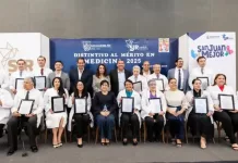 Roberto Cabrera entrega el “Distintivo al Mérito en Medicina 2025”