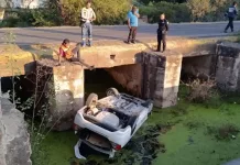 Vehículo sale del camino y cae a presa