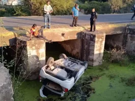 Vehículo sale del camino y cae a presa
